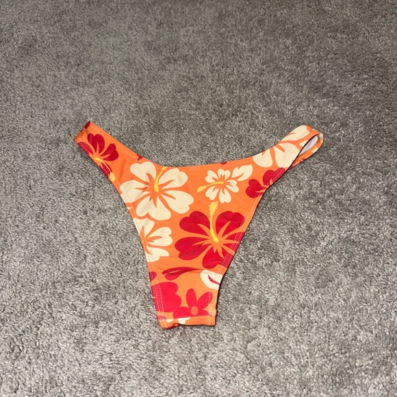 Bikini - Picture 5 of 5